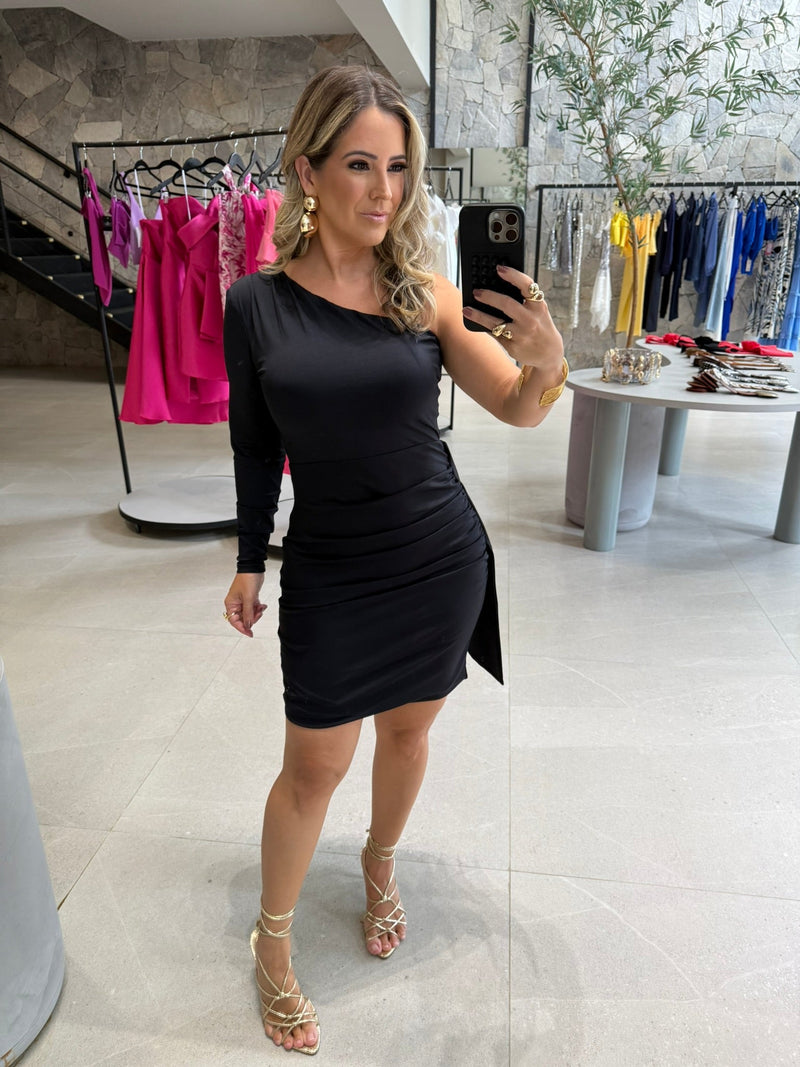 Vestido curto um ombro manga longa