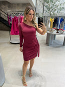 Vestido curto um ombro manga longa