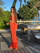 Vestido Serena  Longo Texturizado em Rayon com Flor Aplicada, Recortes Laterais e Franjas - Cor: Laranja